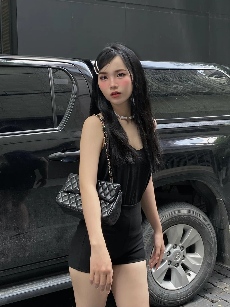Ảnh mạng gái xinh chụp dáng với góc máy tự nhiên và cuốn hút