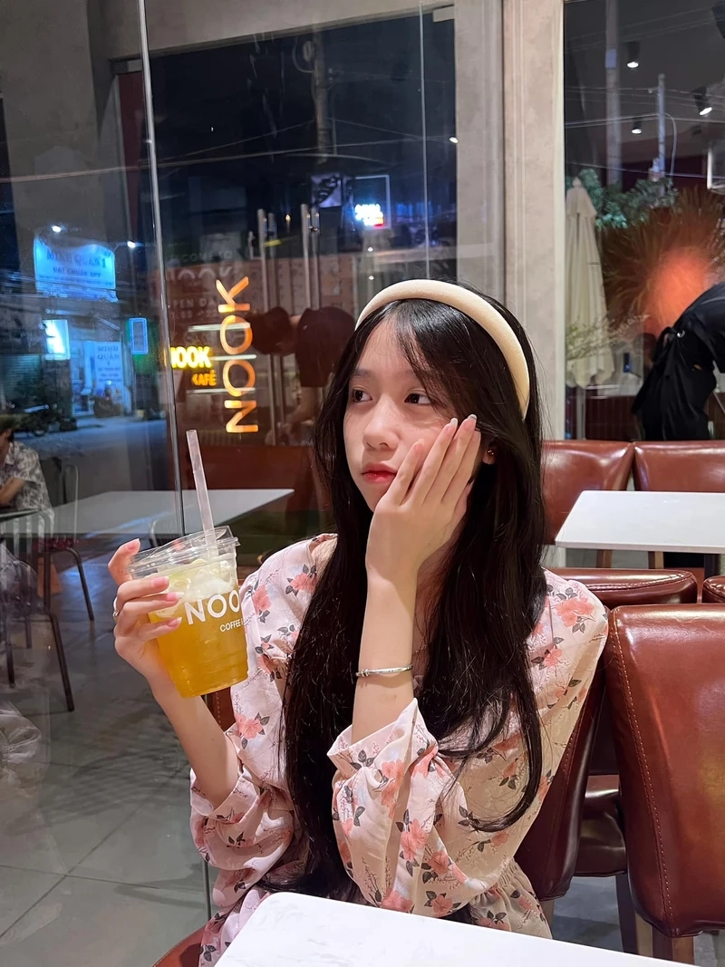 Gái xinh livestream TikTok, tạo ấn tượng mạnh mẽ với sự dễ thương