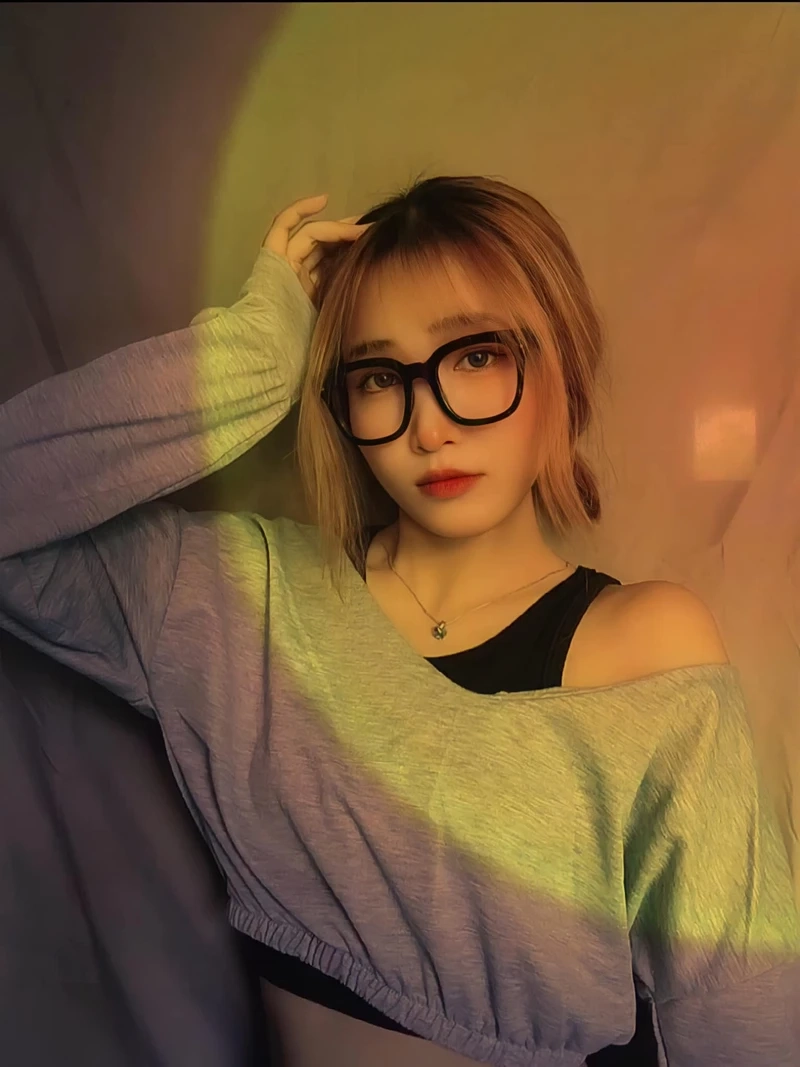Gái xinh livestream Facebook, thu hút sự chú ý từ hàng nghìn người xem