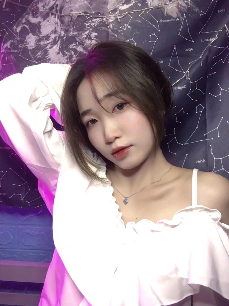 Gái xinh livestream trên Zalo, tương tác trực tiếp với người hâm mộ