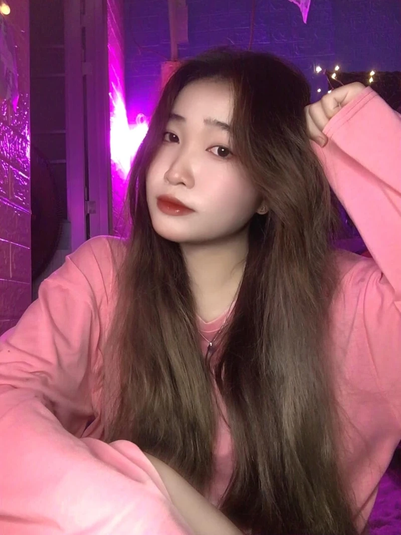 Gái xinh livestream trên YouNow, chia sẻ những khoảnh khắc vui vẻ và năng động
