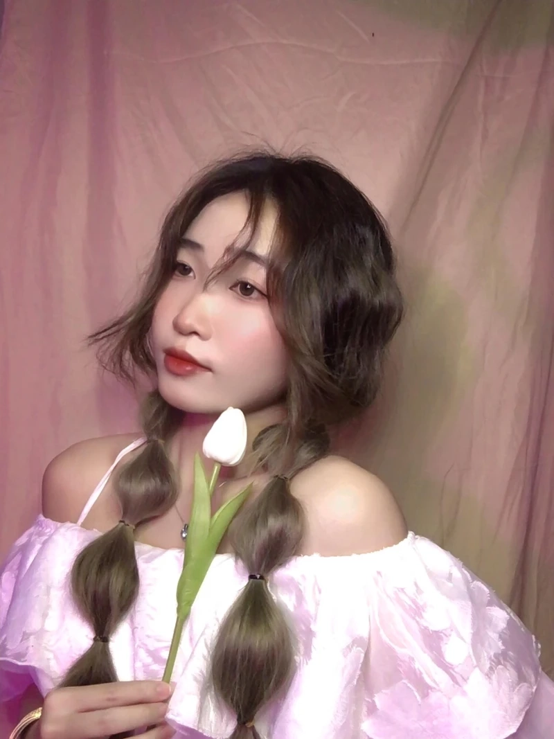 Gái xinh tóc dài đeo kính 2k10, phong cách hiện đại và đầy cá tính