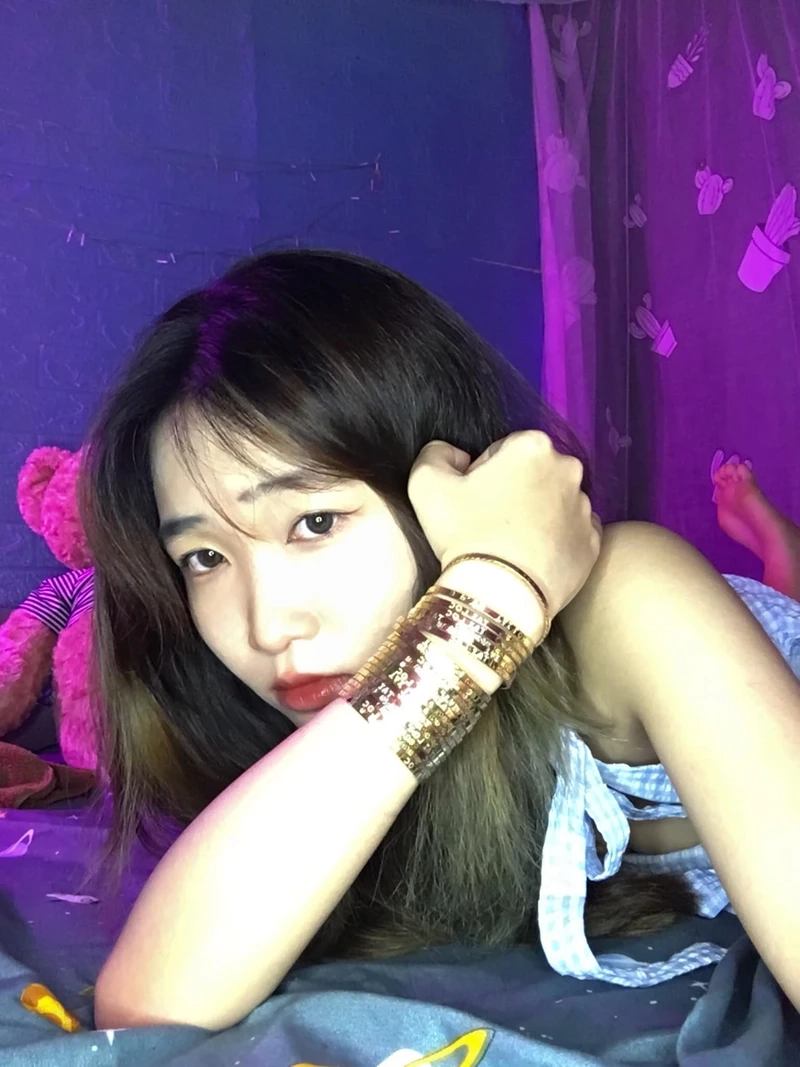 Gái xinh tóc dài đeo kính cute, dễ thương với vẻ đẹp tươi sáng