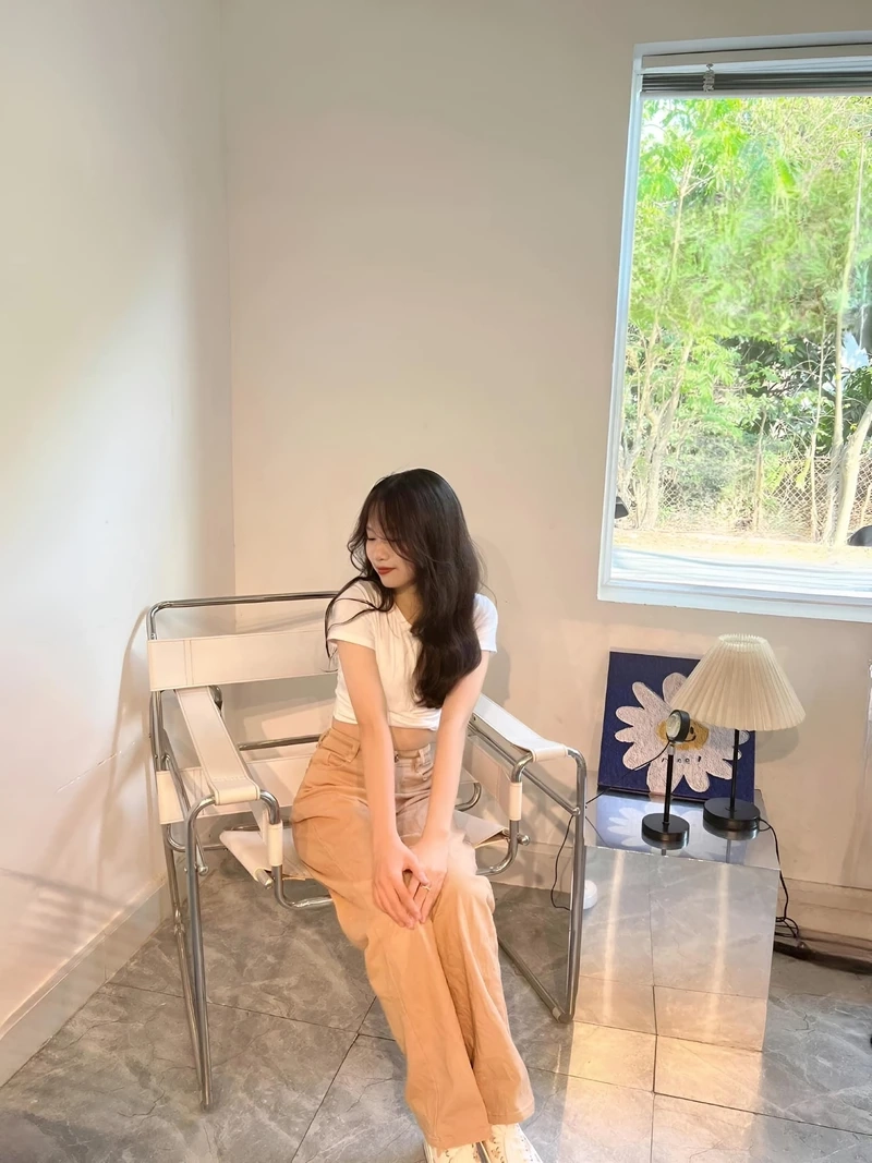 Ảnh gái xinh chân dài, thể hiện sự thanh thoát và quyến rũ