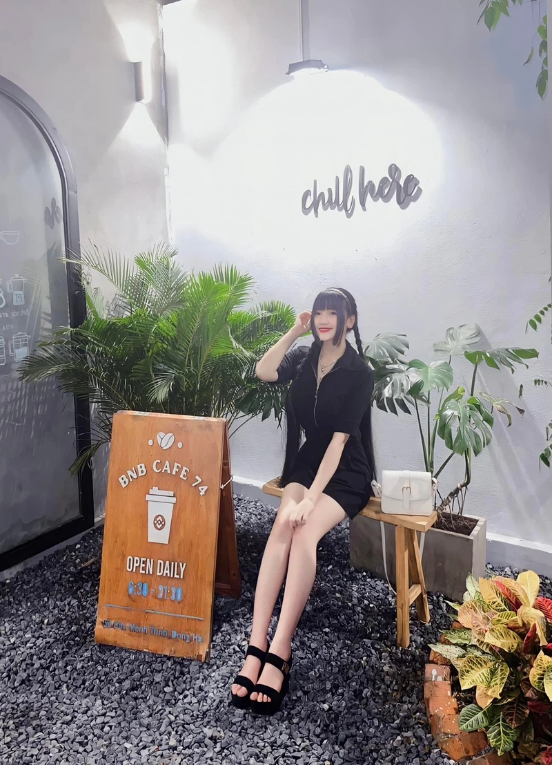 Hình gái xinh đeo mắt kính tóc dài, đầy cuốn hút với vẻ đẹp sắc sảo