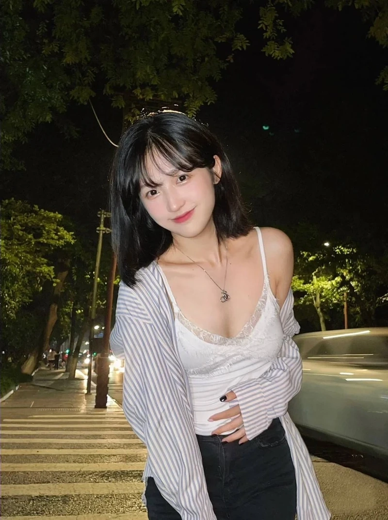 Ảnh gái xinh chân dài làm nổi bật vẻ đẹp thanh lịch tự nhiên