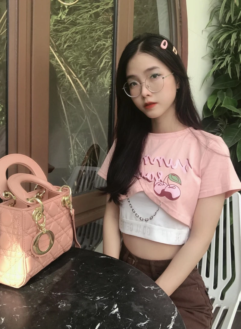Gái xinh nhảy sexy livestream, nổi bật với vẻ đẹp cuốn hút