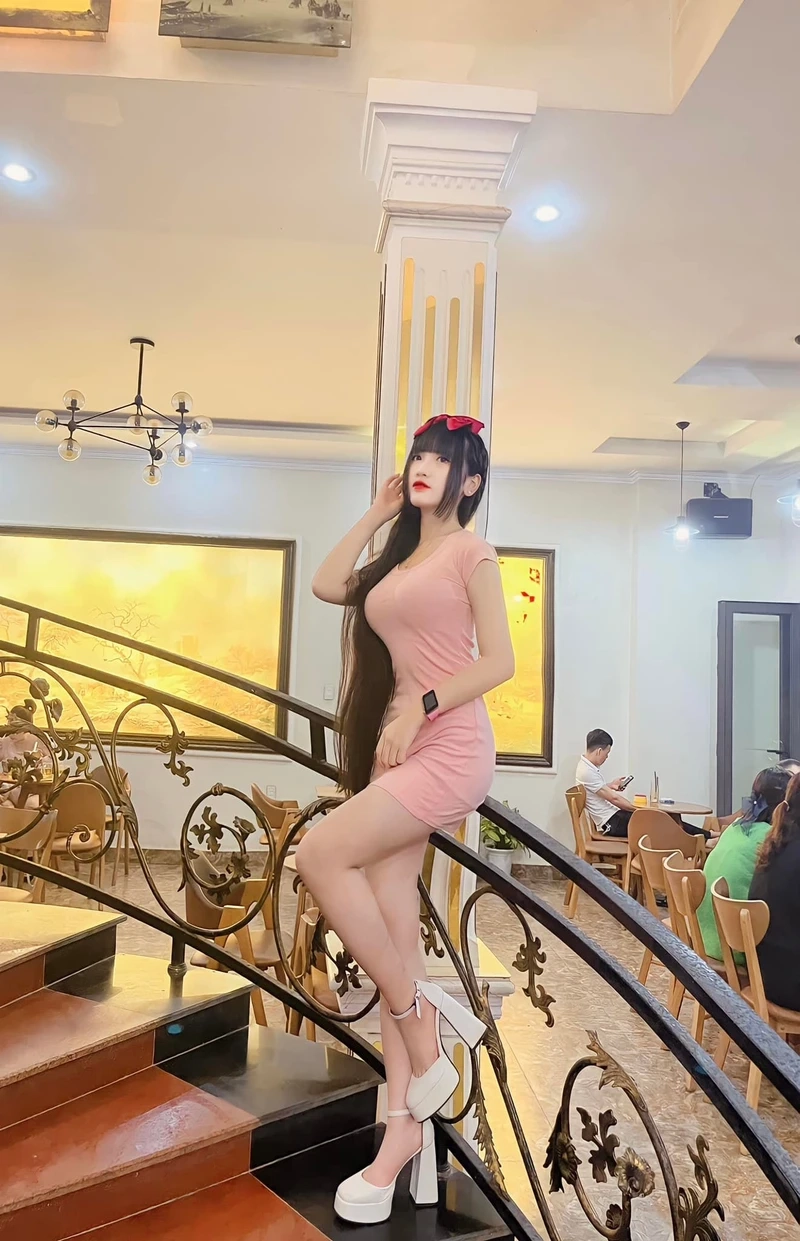 Che mặt gái xinh mặc váy trắng, tạo sự cuốn hút với vẻ đẹp bí ẩn