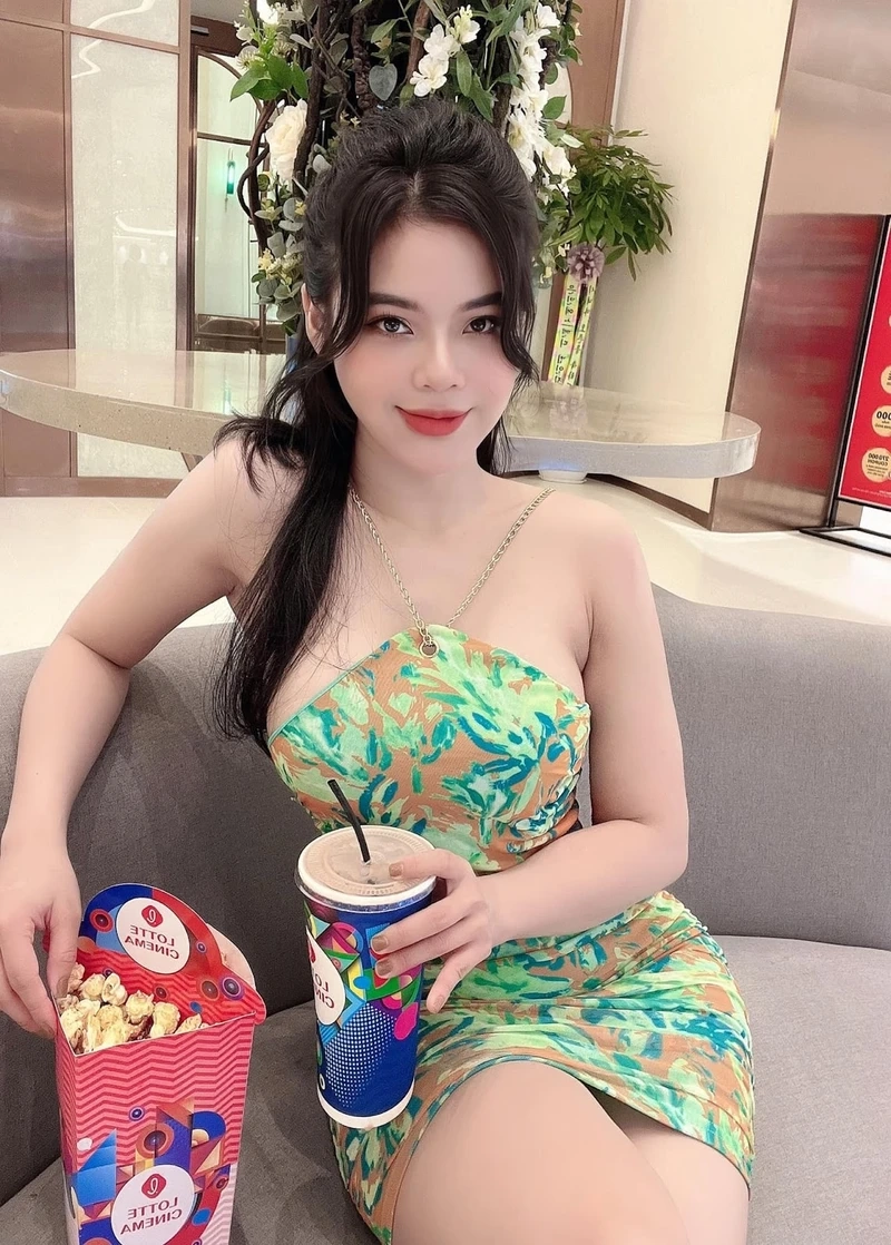Em gái dáng đẹp, nổi bật với sự tự tin và phong cách quyến rũ