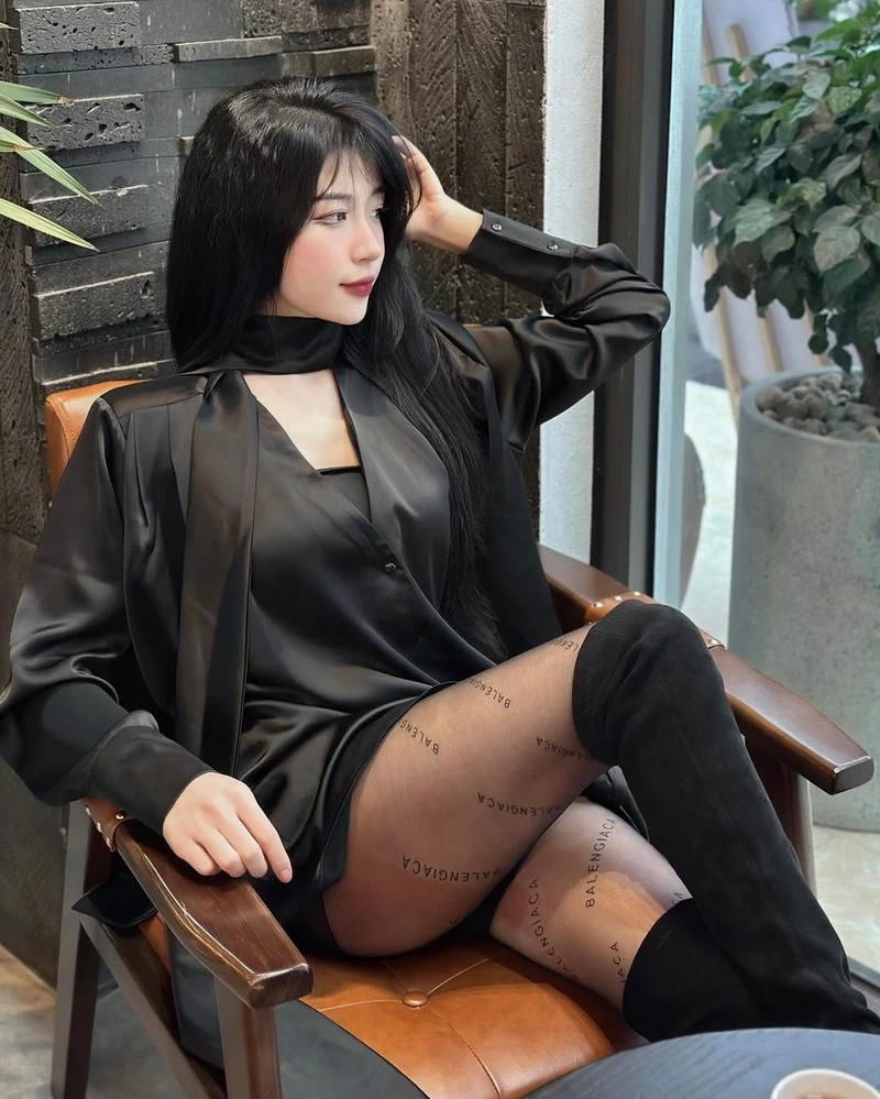 Gái xinh tóc dài đeo kính, dễ dàng gây ấn tượng với vẻ đẹp tự nhiên