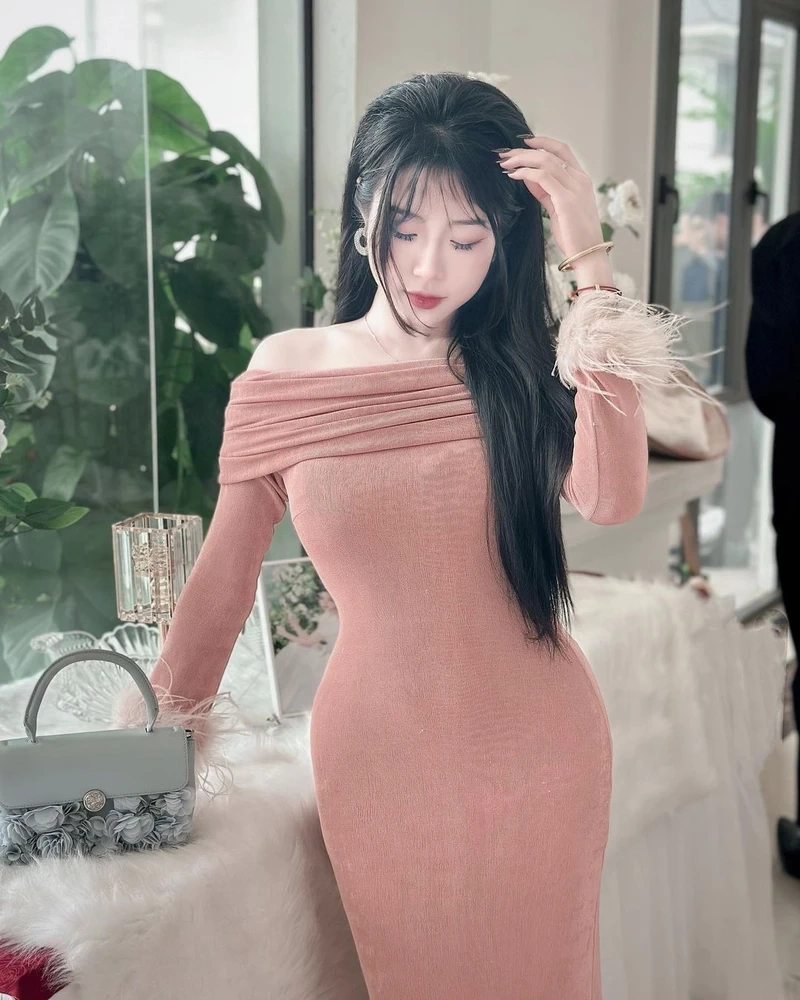 Gái xinh tóc dài đeo kính cute, tạo sự cuốn hút với thần thái ngọt ngào