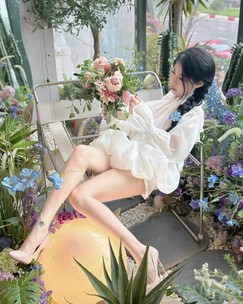Gái xinh đeo kính cute, thu hút sự chú ý với vẻ đẹp dịu dàng