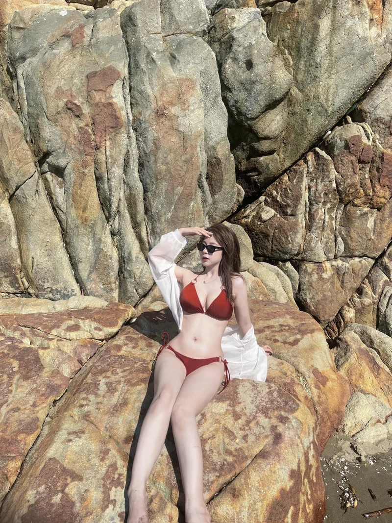 Hình ảnh gái đẹp bikini, tạo sự thu hút với nét đẹp tự tin và quyến rũ