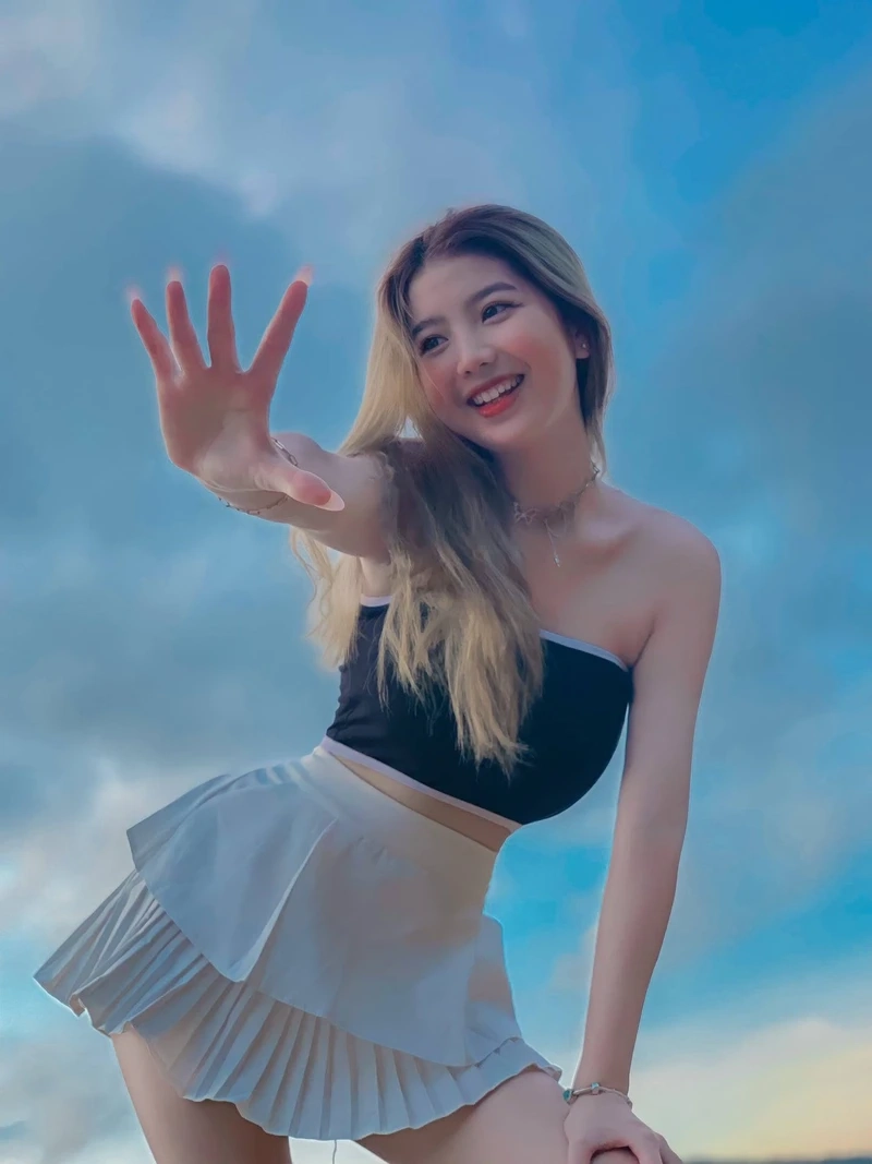Gái xinh cute dạo phố thể hiện sự năng động và dễ thương