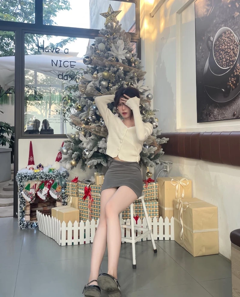 Hình gái xinh đeo mắt kính tóc dài che mặt, tạo sự bí ẩn và cuốn hút