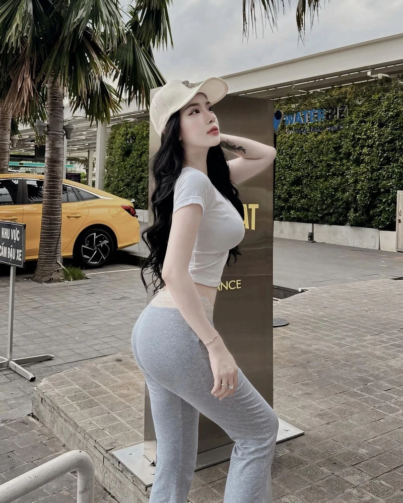 Ảnh gái xinh tóc ngắn đeo kính, gây ấn tượng mạnh với phong cách cá tính