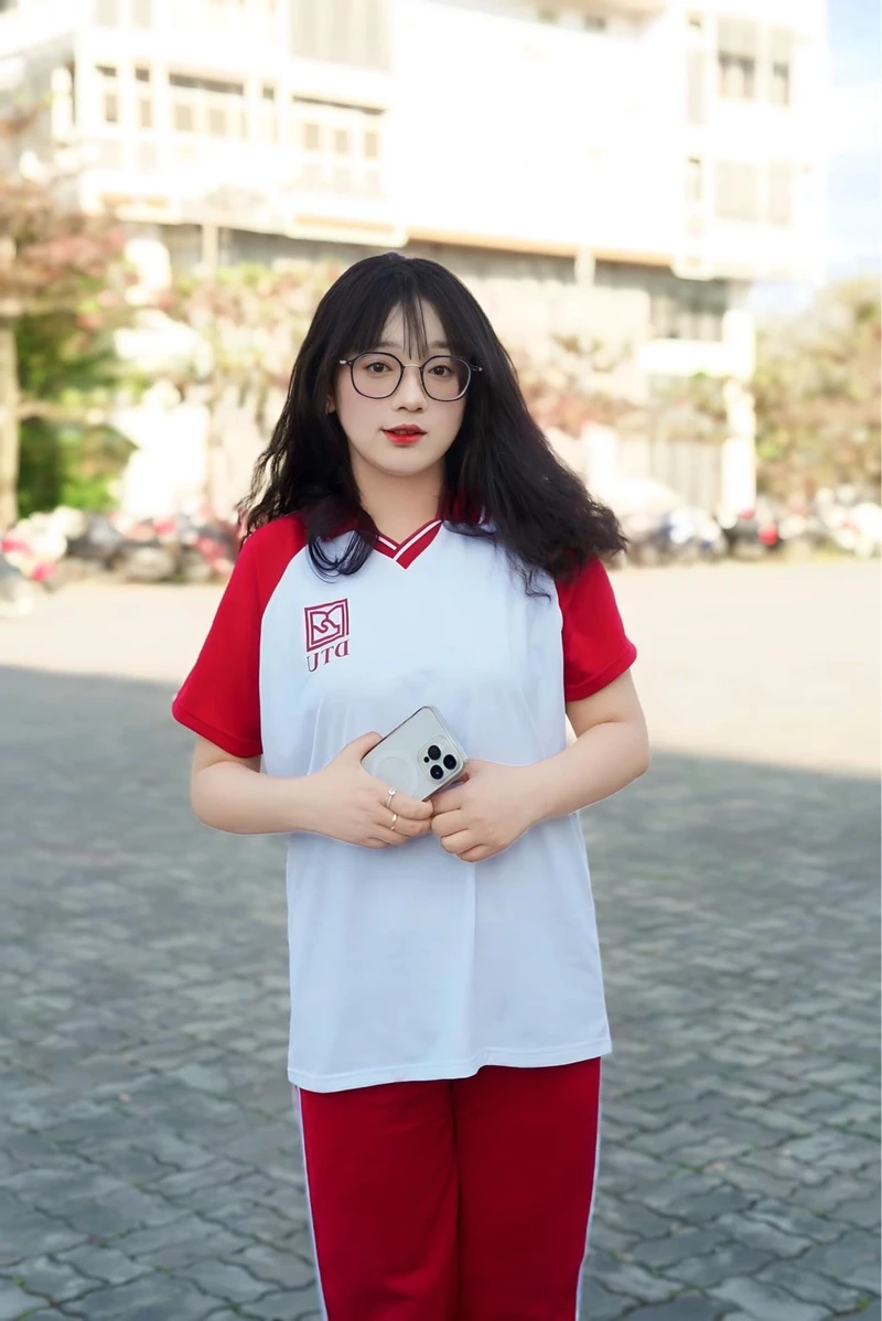 Anh con gái cute với nụ cười rạng rỡ, thu hút sự chú ý