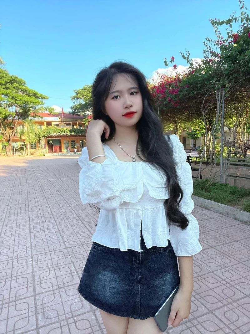 Gái xinh gợi cảm dạo phố thu hút mọi ánh nhìn với phong cách cuốn hút