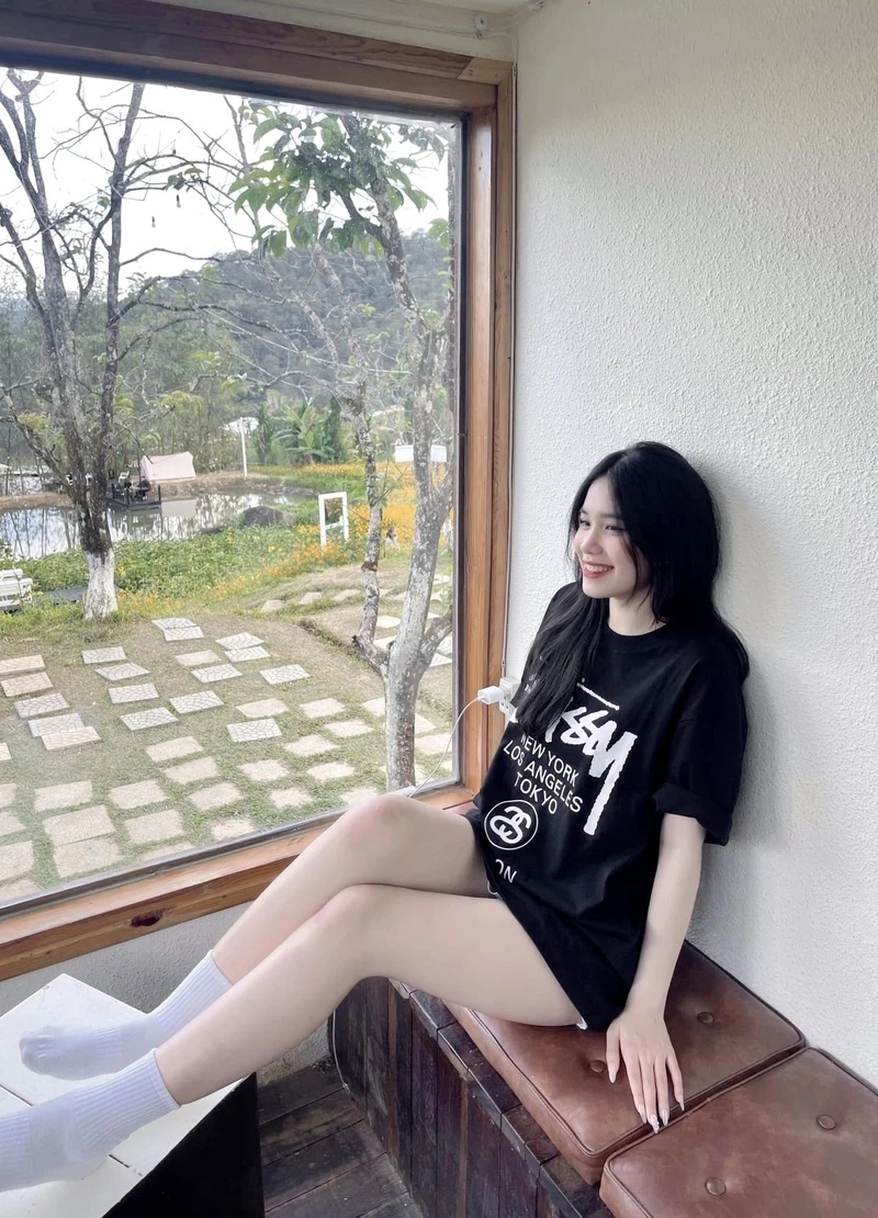 Gái xinh tóc dài layer dễ thương với phong cách trẻ trung và dễ thương