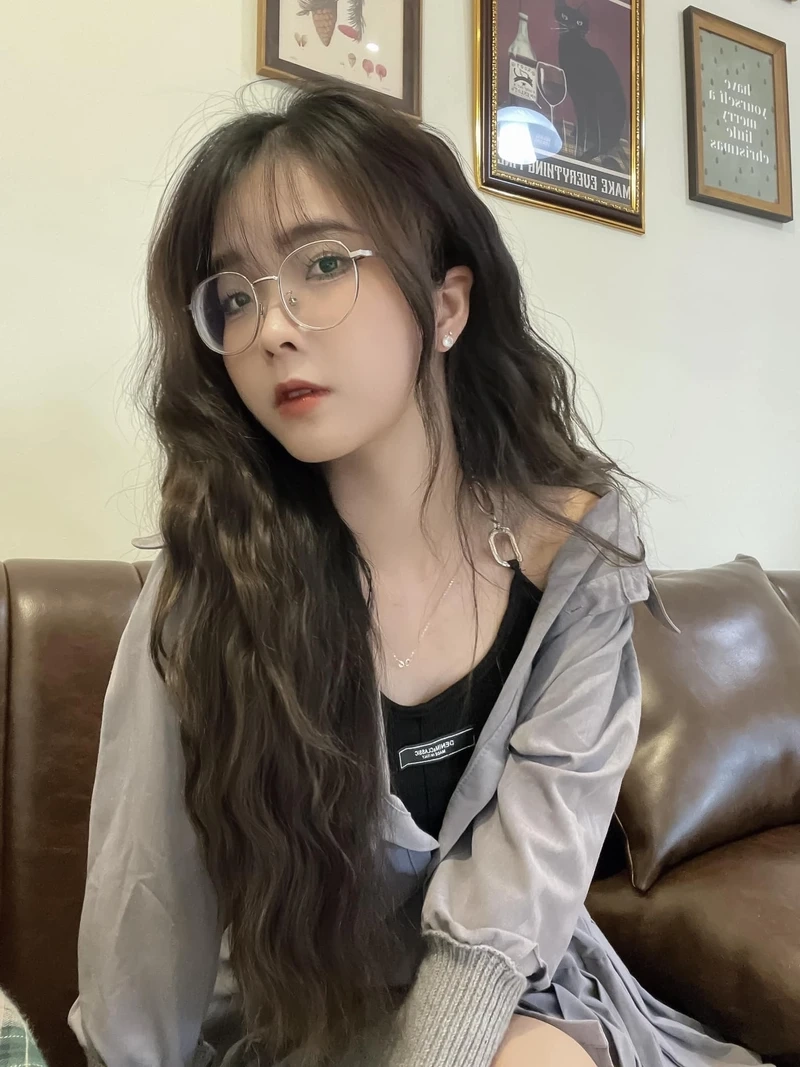 Gái xinh tóc dài đeo kính cute mang lại vẻ ngoài thanh thoát và duyên dáng