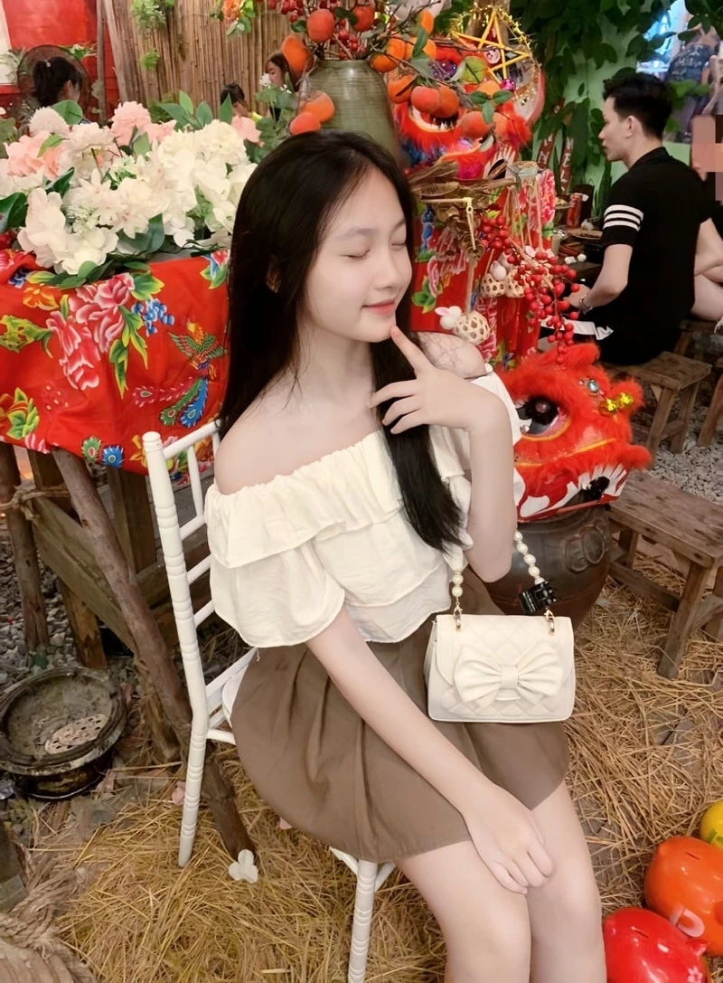 Ảnh gái xinh đứng ngoài trời, thu hút sự chú ý của mọi người xung quanh
