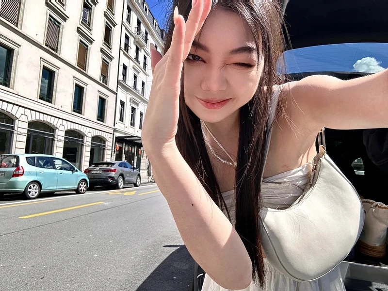 Gái tiktok show hàng ghi lại hình ảnh tươi trẻ và đầy năng lượng