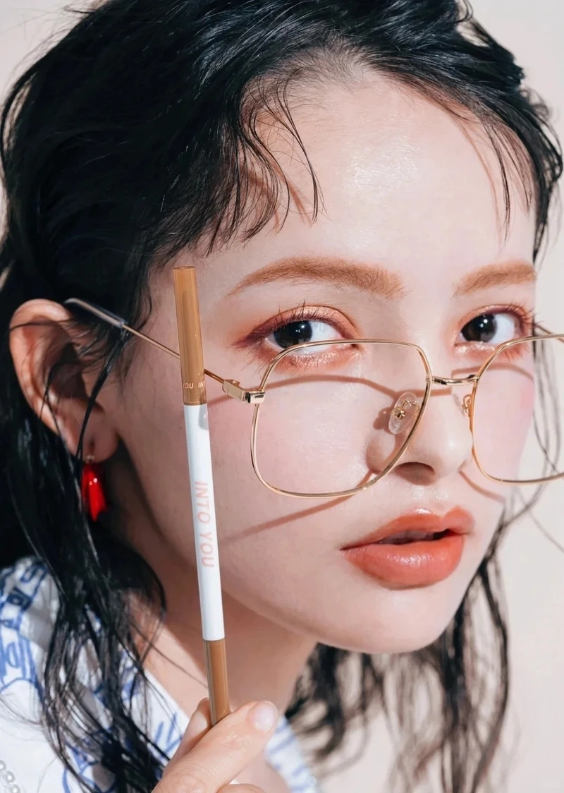 Ảnh gái đẹp tóc ngắn che mặt ghi lại vẻ đẹp nhẹ nhàng và tinh tế