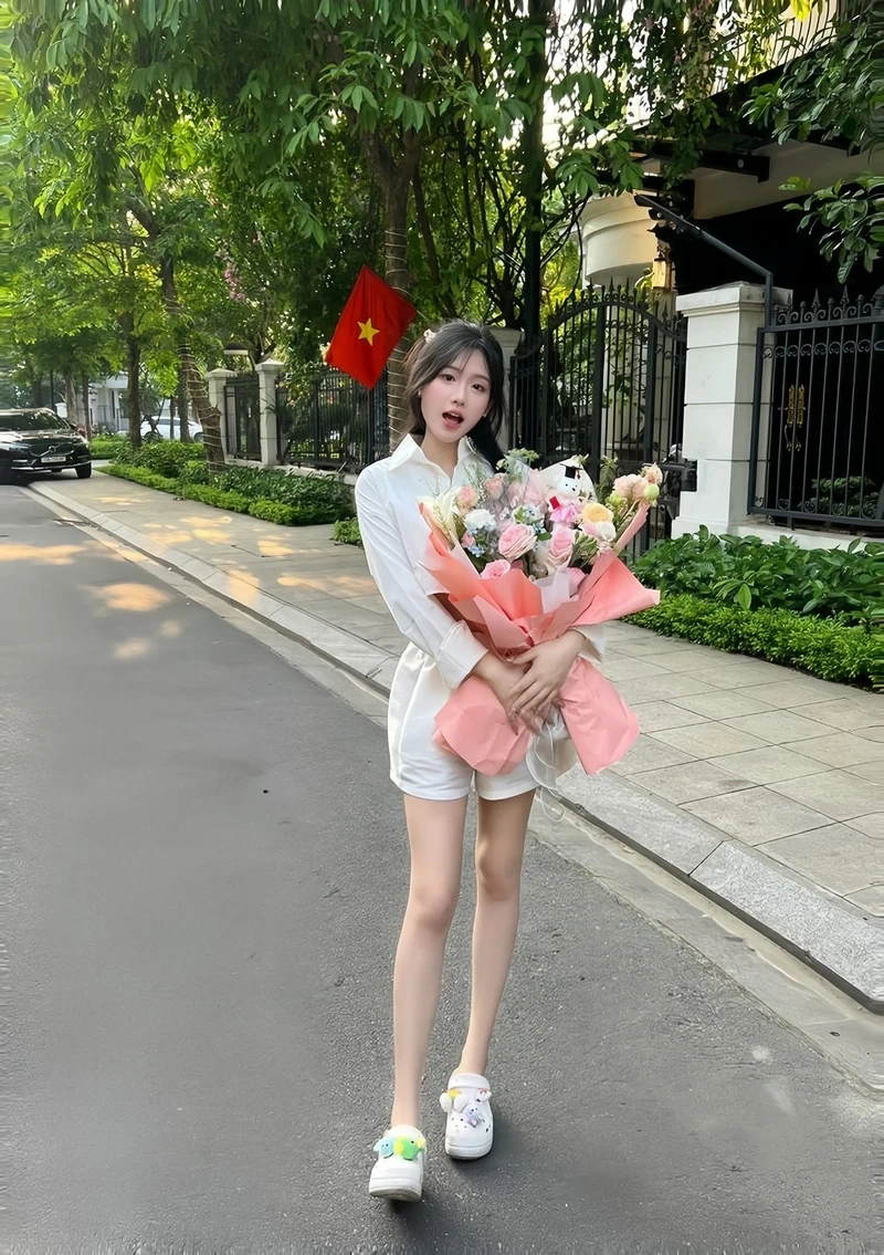 Gái xinh mặc váy ngắn sexy thu hút mọi ánh nhìn với vẻ đẹp quyến rũ