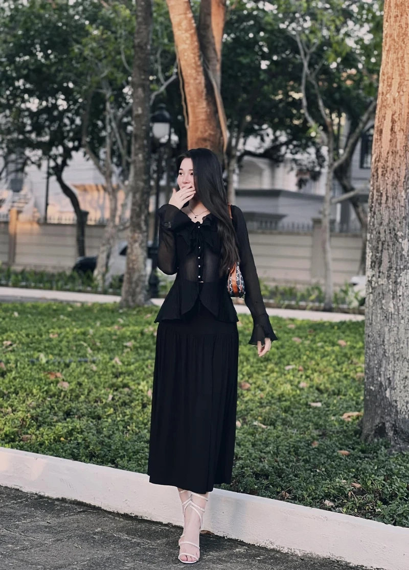 Gái xinh mặc váy ngắn đen toát lên vẻ đẹp cuốn hút và đầy sự tự tin