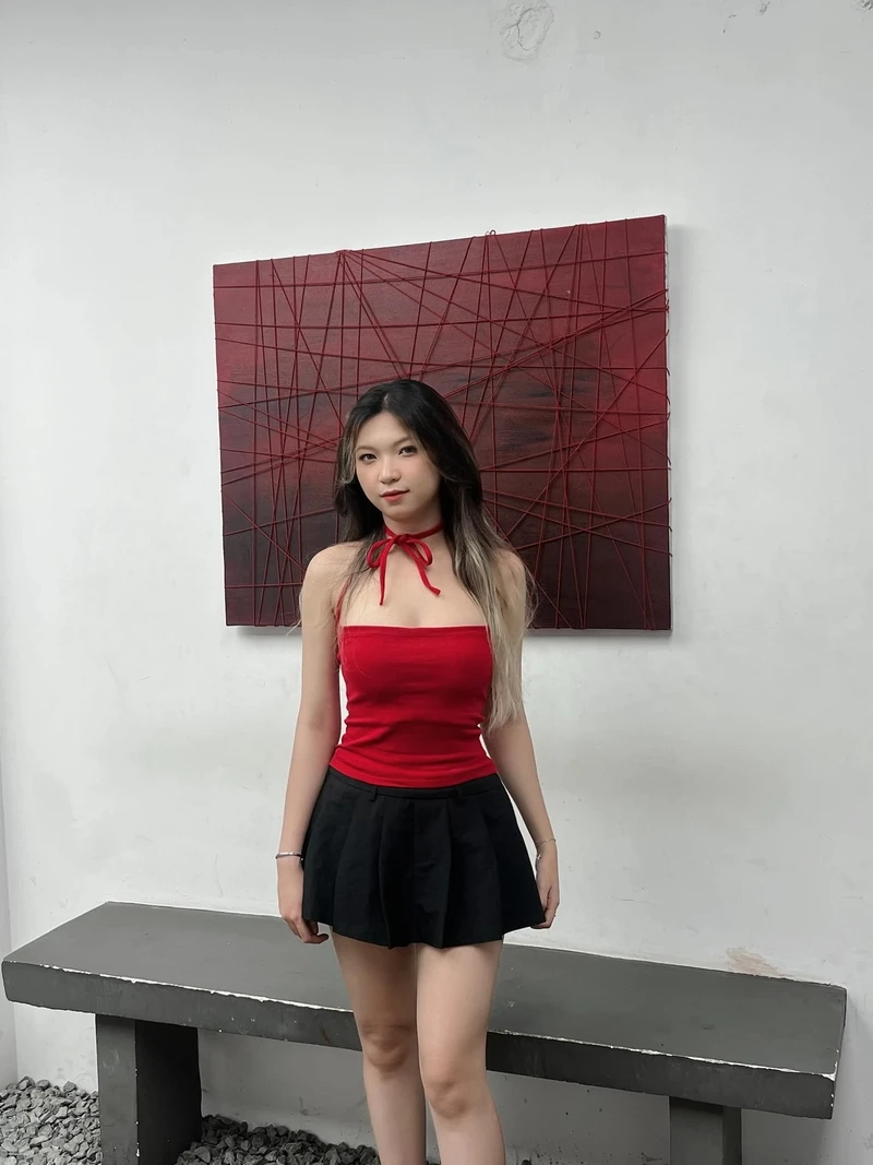 Gái xinh mặc váy trắng ngắn thu hút sự chú ý với vẻ đẹp tinh khôi