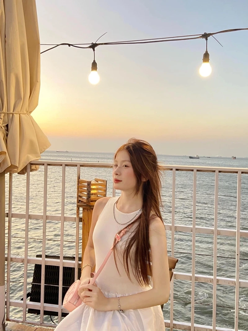 Gái cười xinh tỏa sáng với nụ cười rạng rỡ và duyên dáng