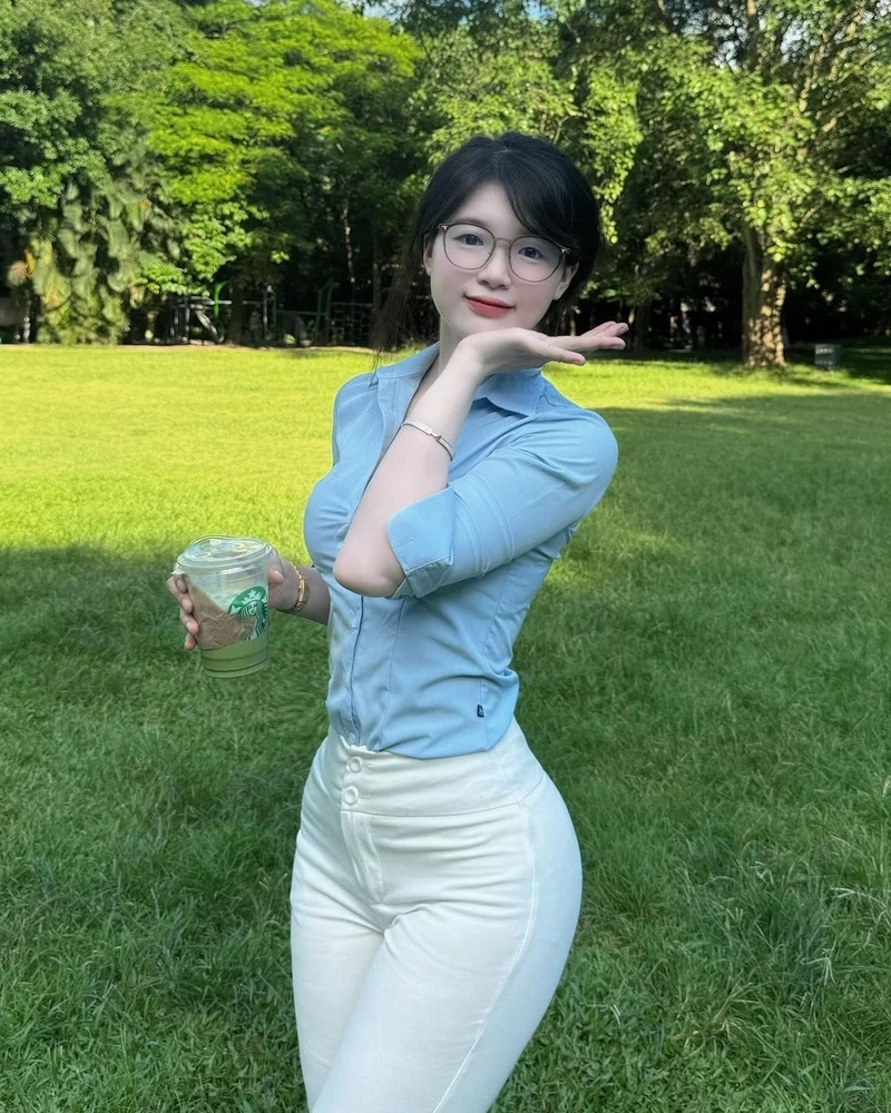 Gái xinh cười duyên khiến mọi người phải chú ý với vẻ ngọt ngào