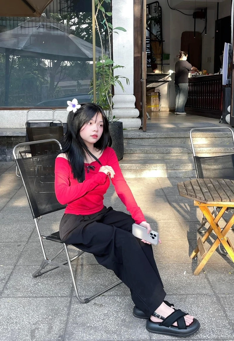 Gái xinh cười tươi toát lên sự tươi trẻ và vui vẻ trong từng khoảnh khắc