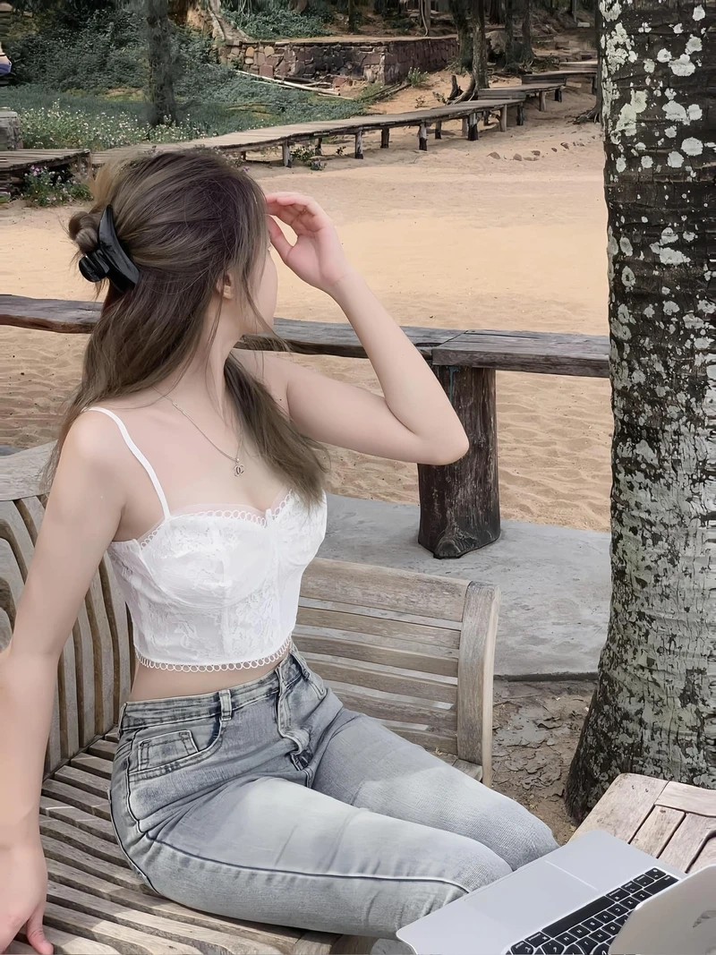 Gái xinh mặc áo hai dây mang lại vẻ đẹp nữ tính và cuốn hút