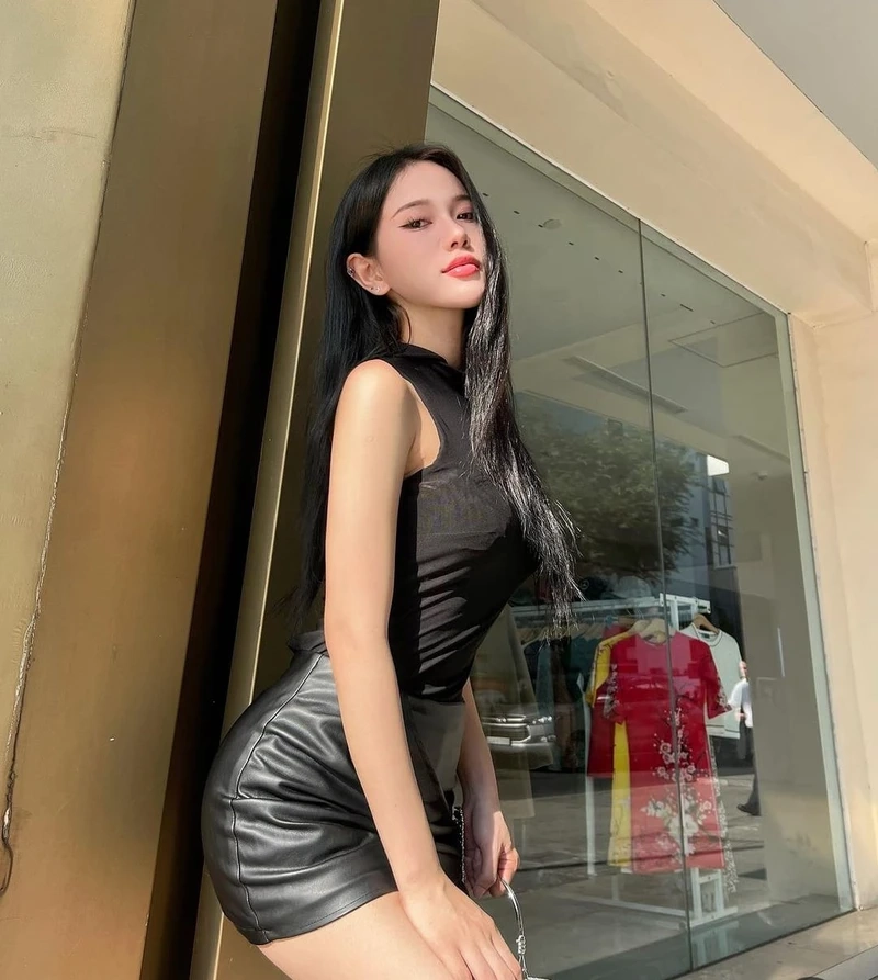 Gái xinh quyến rũ dạo phố thể hiện sự tự tin và cuốn hút trong từng bước đi