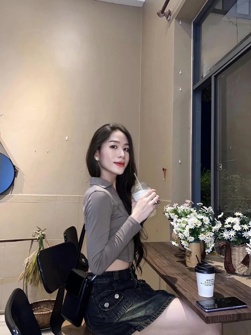 Gái xinh tiktok mặc váy ngắn tạo phong cách nữ tính, cuốn hút