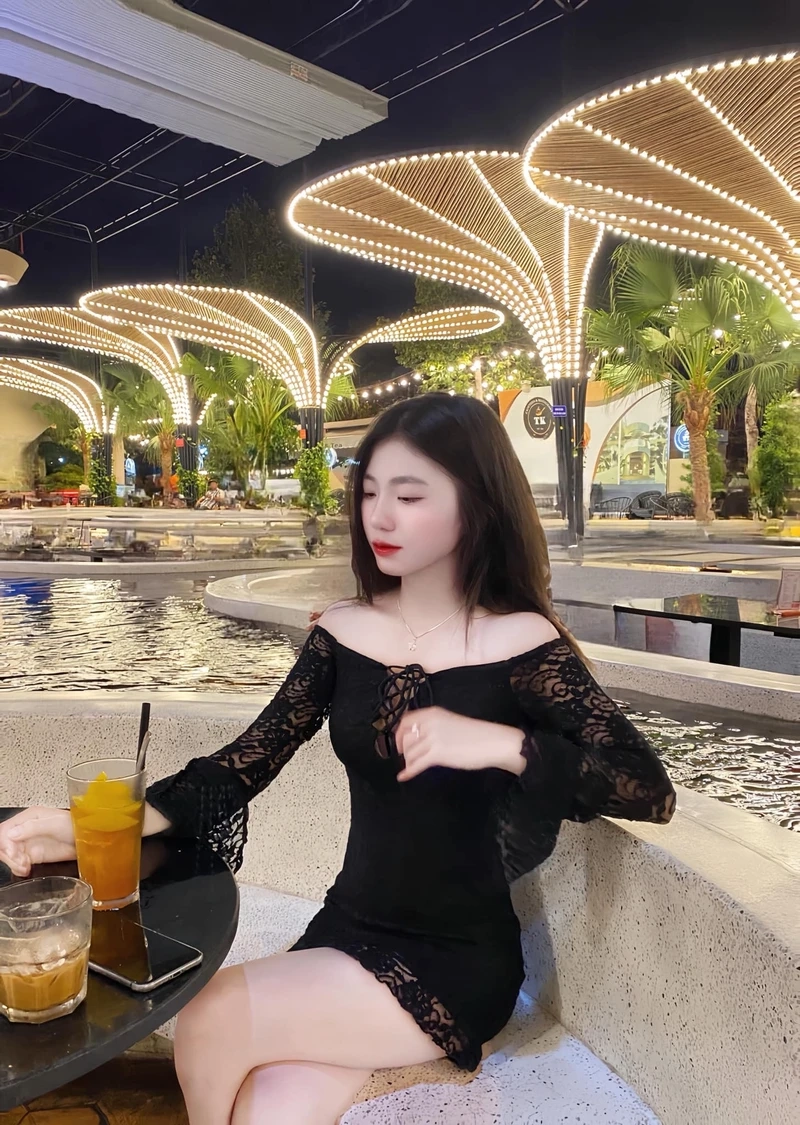 Gái xinh cute che mặt gây sự chú ý với nét đẹp dễ thương, thu hút