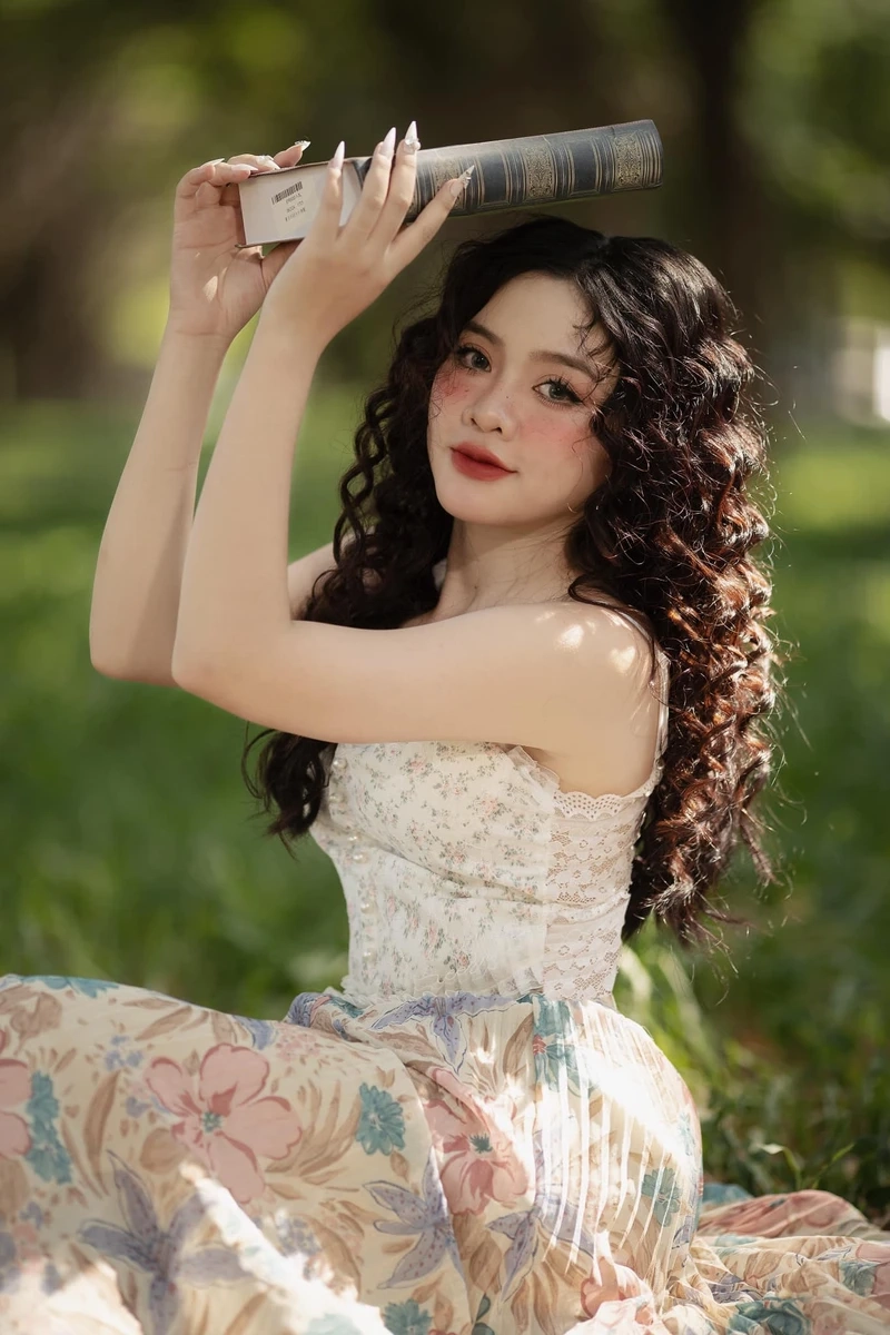 Ảnh gái xinh che mặt bằng điện thoại thể hiện nét quyến rũ tự nhiên