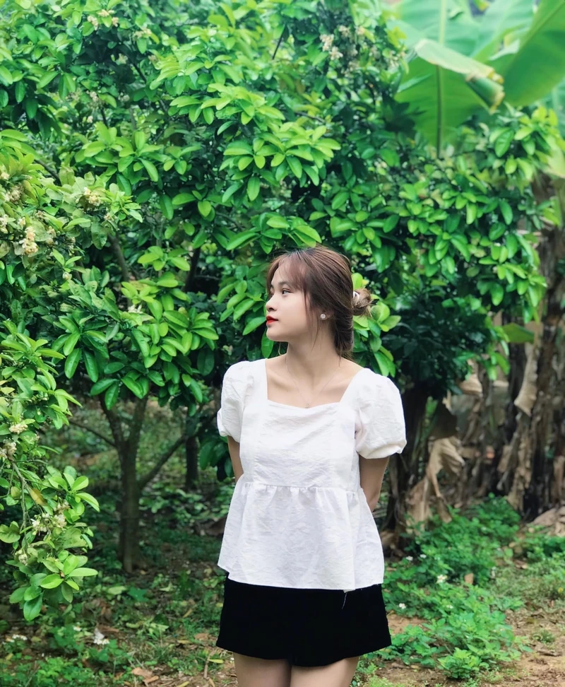 Ảnh gái xinh chụp hình trên gương toát lên vẻ đẹp thanh thoát