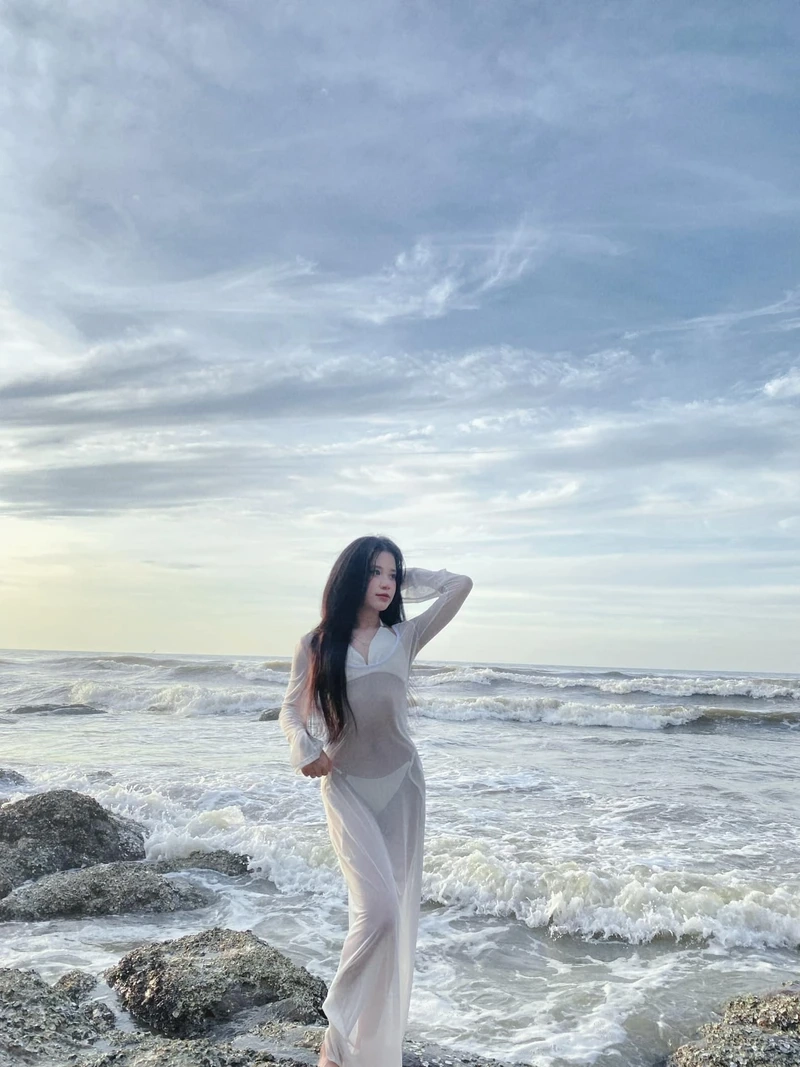 Gái xinh 20 tuổi học sinh mang vẻ đẹp thanh thoát, dễ thương và trẻ trung
