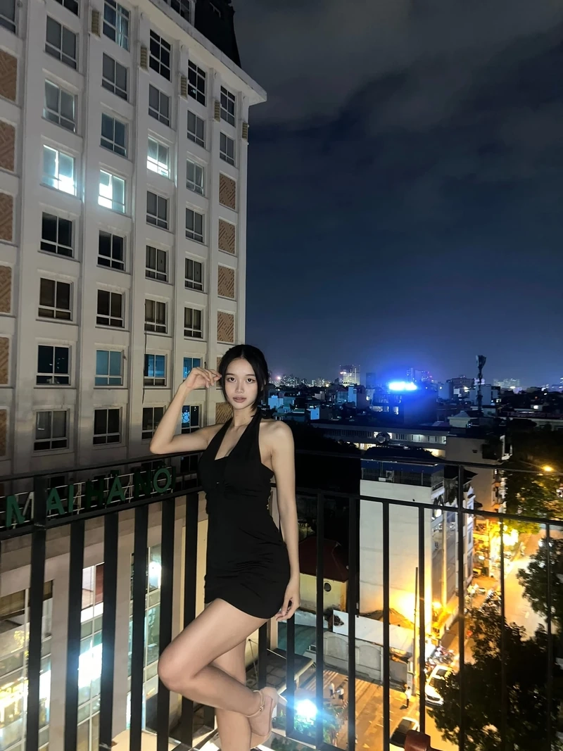 Gái xinh phố đi bộ tỏa sáng với vẻ đẹp tự nhiên và dễ thương