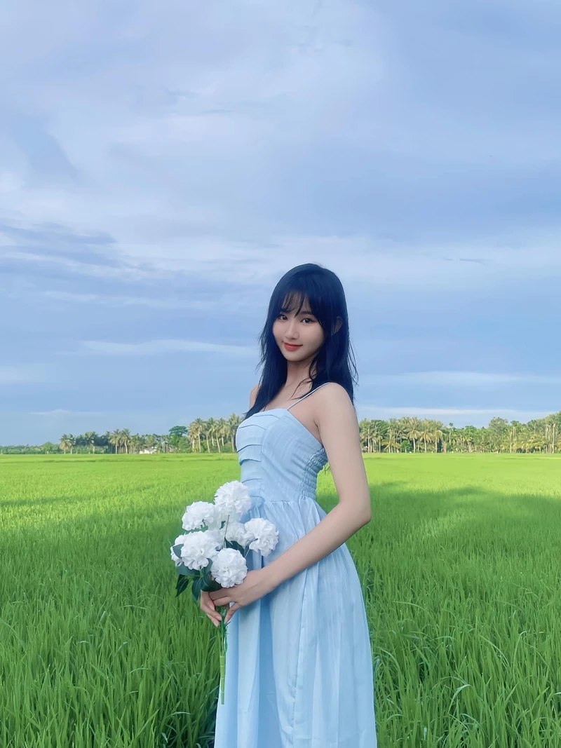 Gái xinh cute dạo phố tạo ấn tượng với vẻ đẹp ngọt ngào, dễ mến