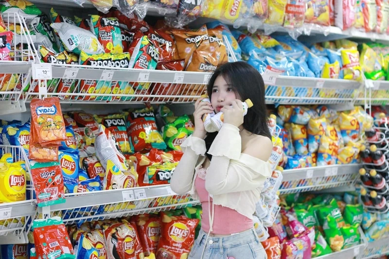 Gái xinh quyến rũ dạo phố tạo sức hút mạnh mẽ với thần thái cuốn hút