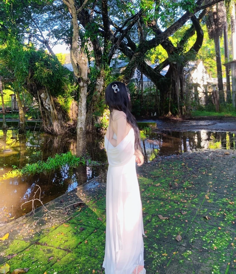 Gái xinh tiktok mặc váy ngắn thu hút người xem với sự dễ thương, tươi mới