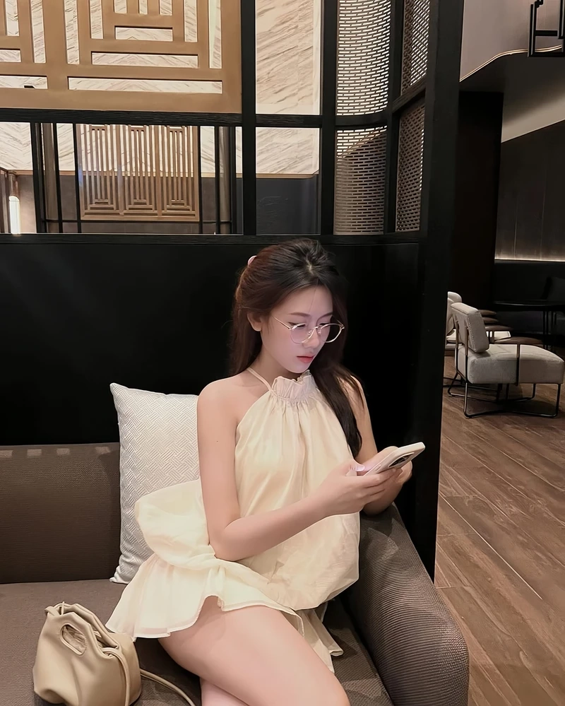 Ảnh gái xinh lớp 12 tạo sự thu hút với vẻ đẹp trưởng thành và cuốn hút