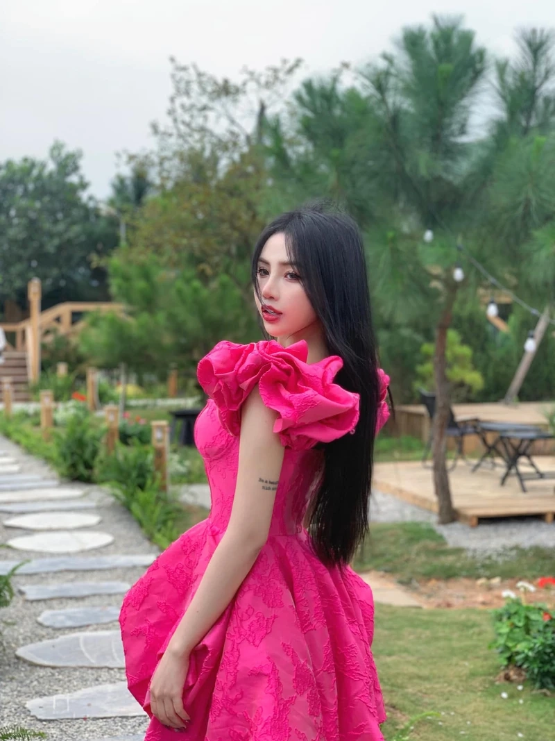 Ảnh gái cute che mặt tạo sự dễ thương và thu hút mọi ánh nhìn