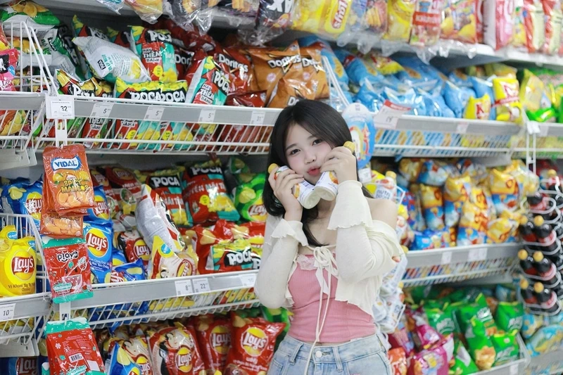 Ảnh dáng gái xinh che mặt tạo ấn tượng mạnh mẽ với vẻ đẹp ngọt ngào
