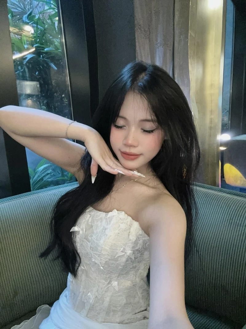 Gái xinh tóc dài dễ thương gây ấn tượng mạnh mẽ với vẻ dịu dàng, thu hút