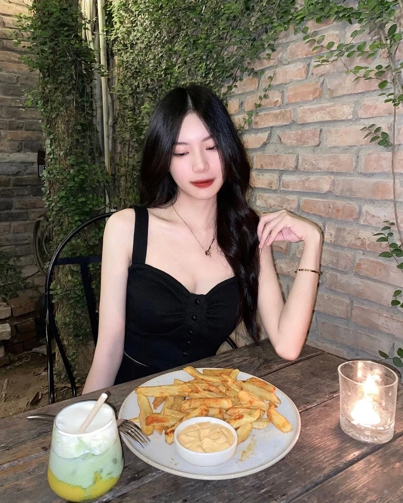 Gái xinh tóc dài đeo kính cute tỏa sáng với nét đẹp trẻ trung, dễ mến
