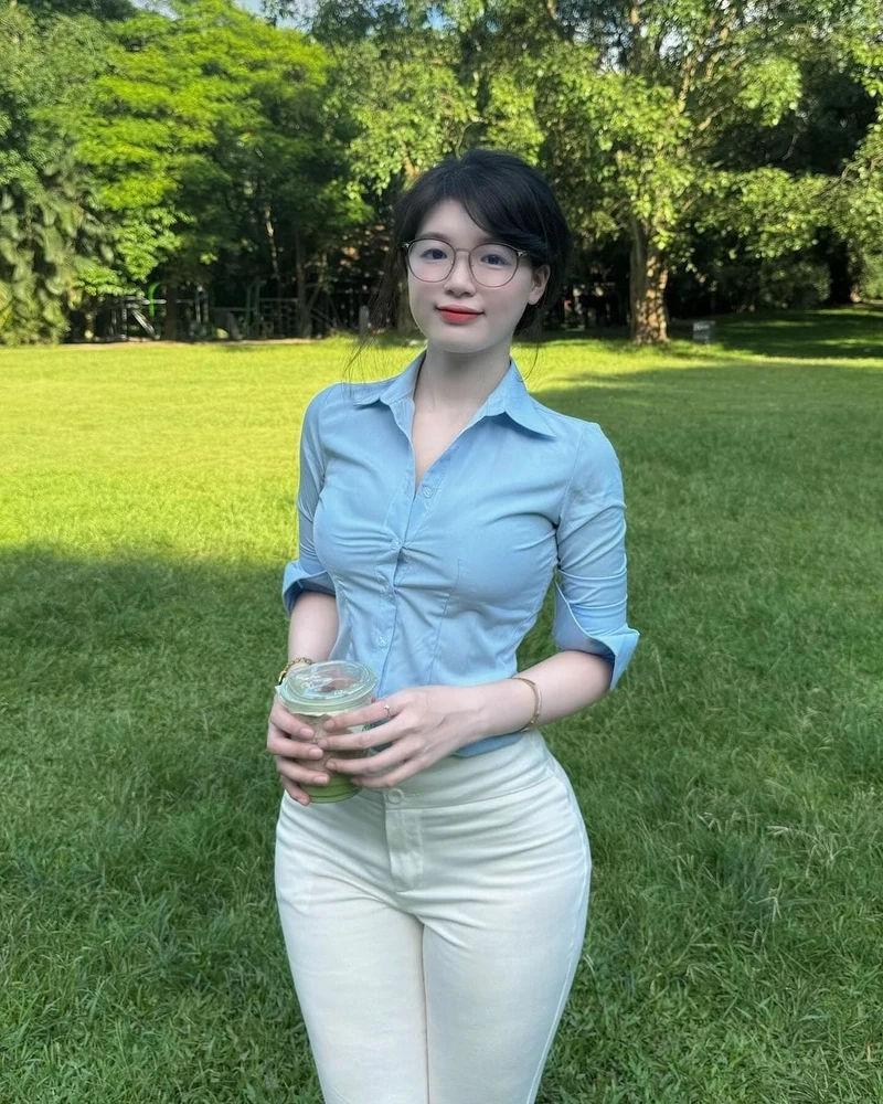 Gái xinh tóc dài đeo kính ngầu thu hút sự chú ý với vẻ đẹp cá tính